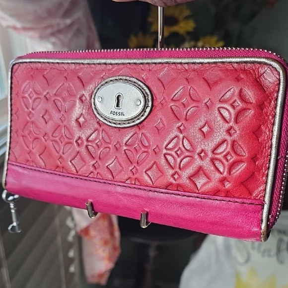 Fossil Handbags - Fossil Pink And RED Embossed Women's Wallet GUC